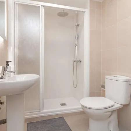 Appartement C23 Lovely 4 Bedroom Close To Maria Zambrano *